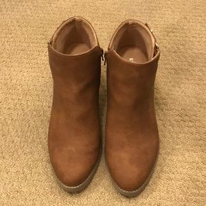 Express faux suede cognac/brown booties